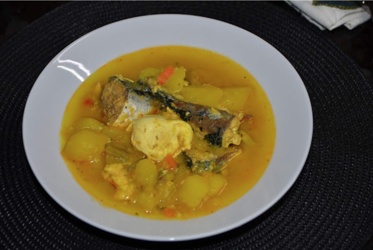 Ensalada de pimientos asados atún y huevo con caldo de pescado con huevo cuajado